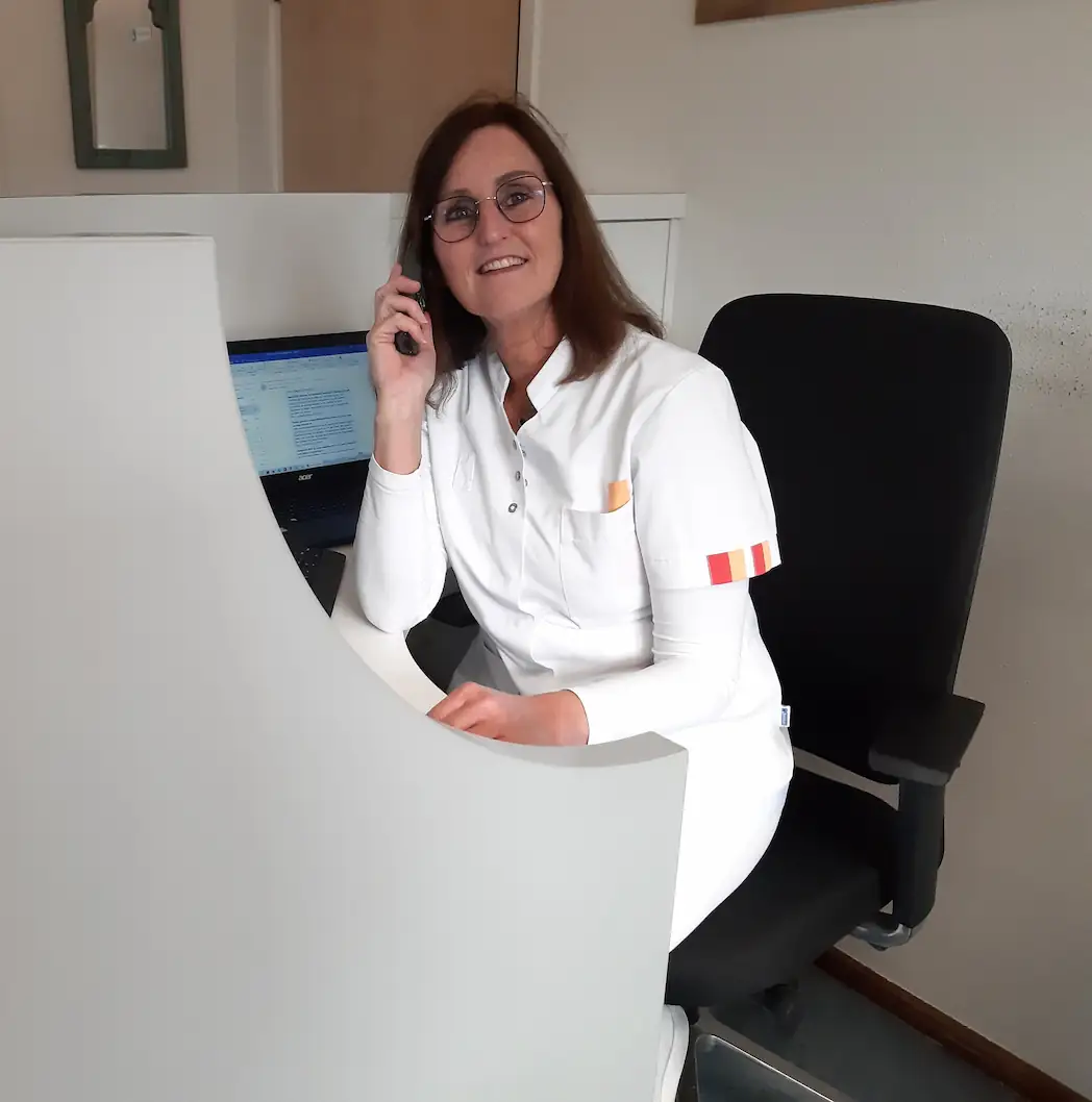 Foto monique met telefoon en glimlach